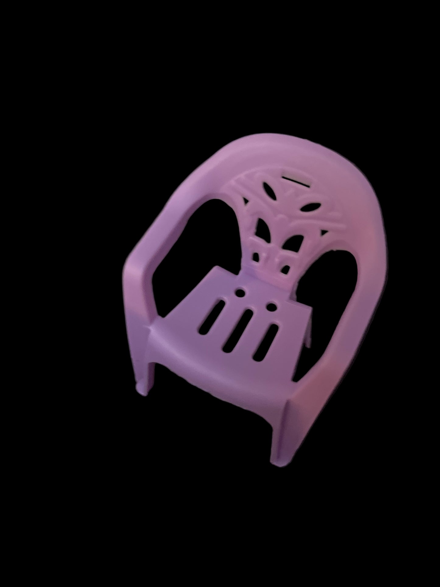 Llavero de icónica silla blanca con  vaso de café. White chair Keychain DTMF.