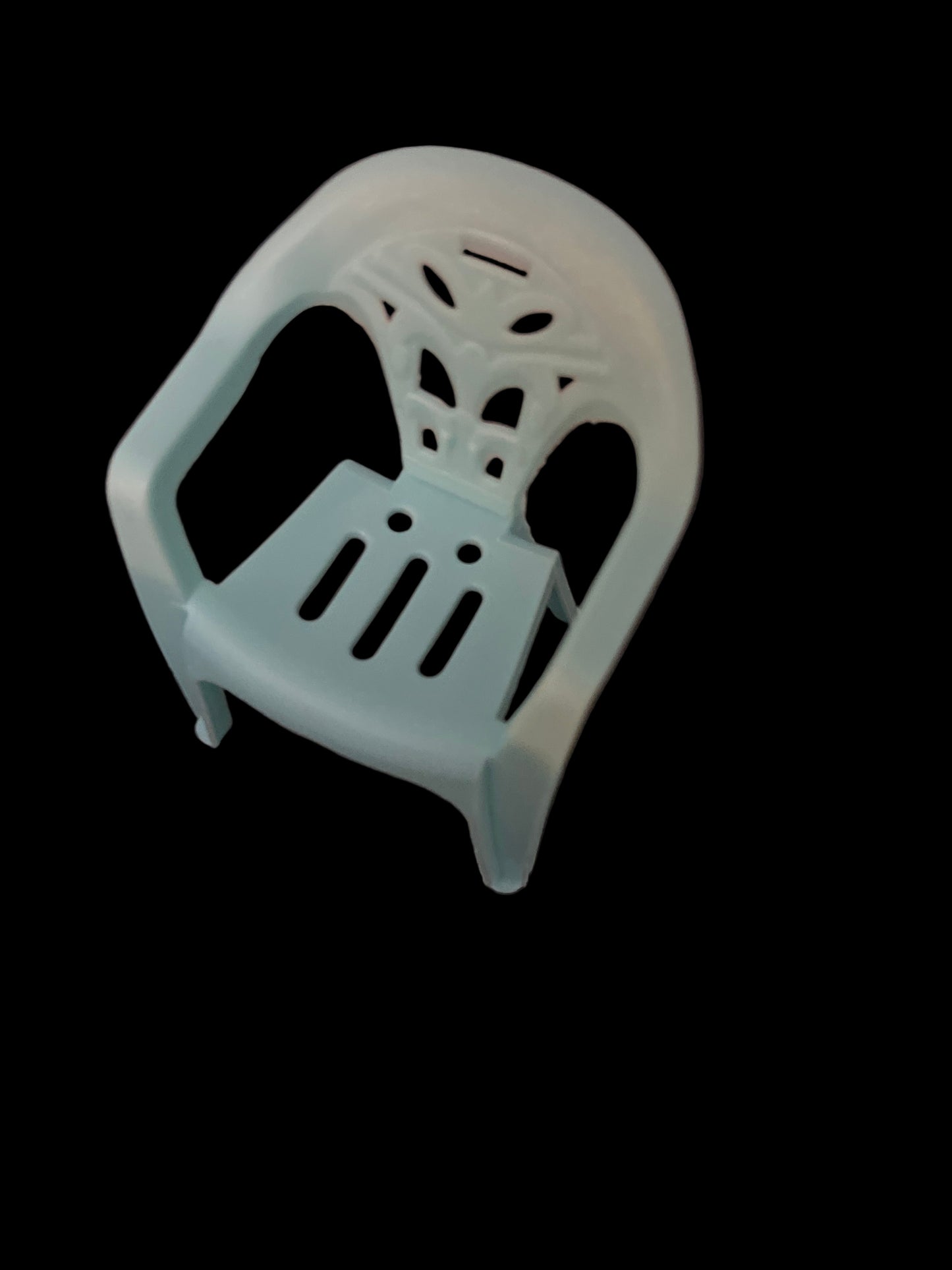 Llavero de icónica silla blanca con  vaso de café. White chair Keychain DTMF.