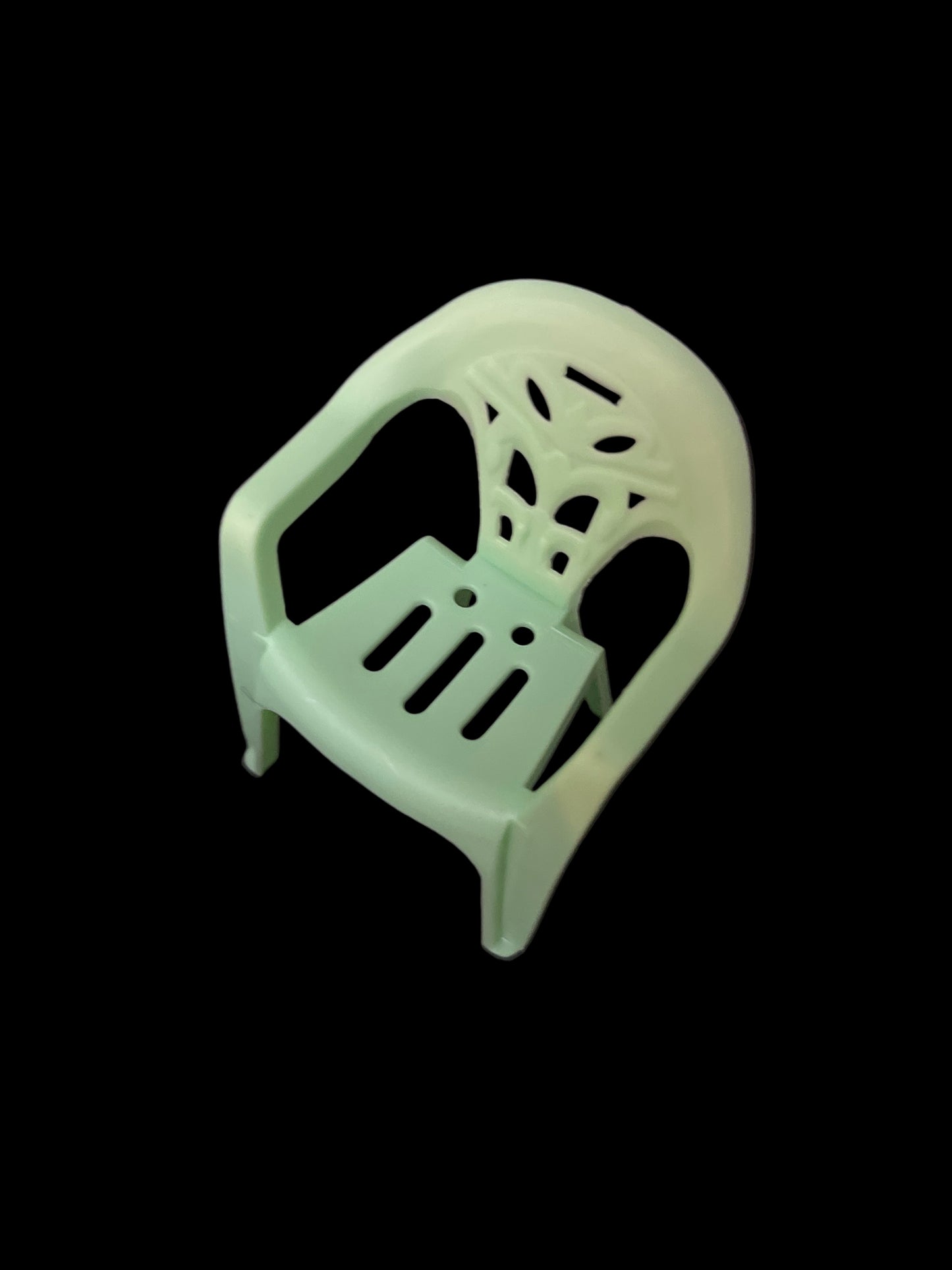 Llavero de icónica silla blanca con  vaso de café. White chair Keychain DTMF.