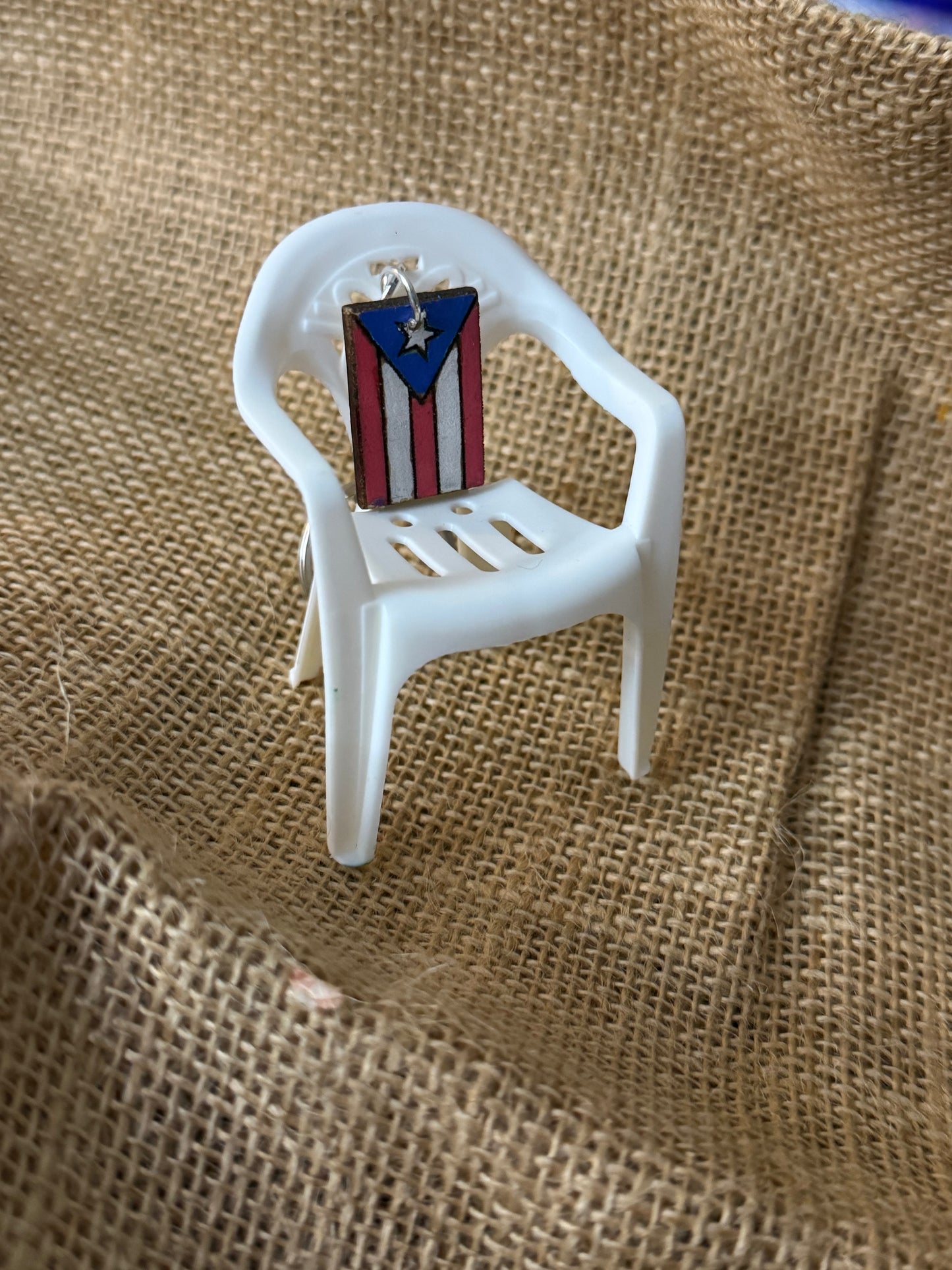 Llavero de icónica silla blanca con  vaso de café. White chair Keychain DTMF.