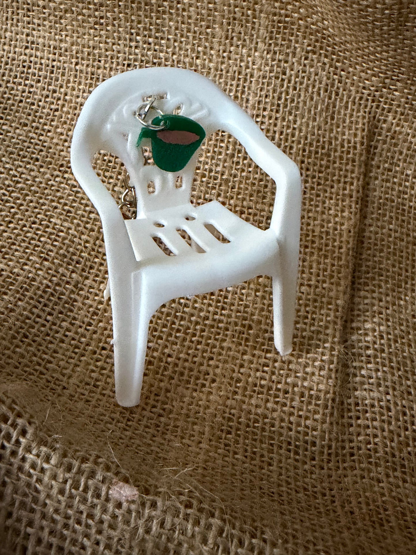 Llavero de icónica silla blanca con  vaso de café. White chair Keychain DTMF.